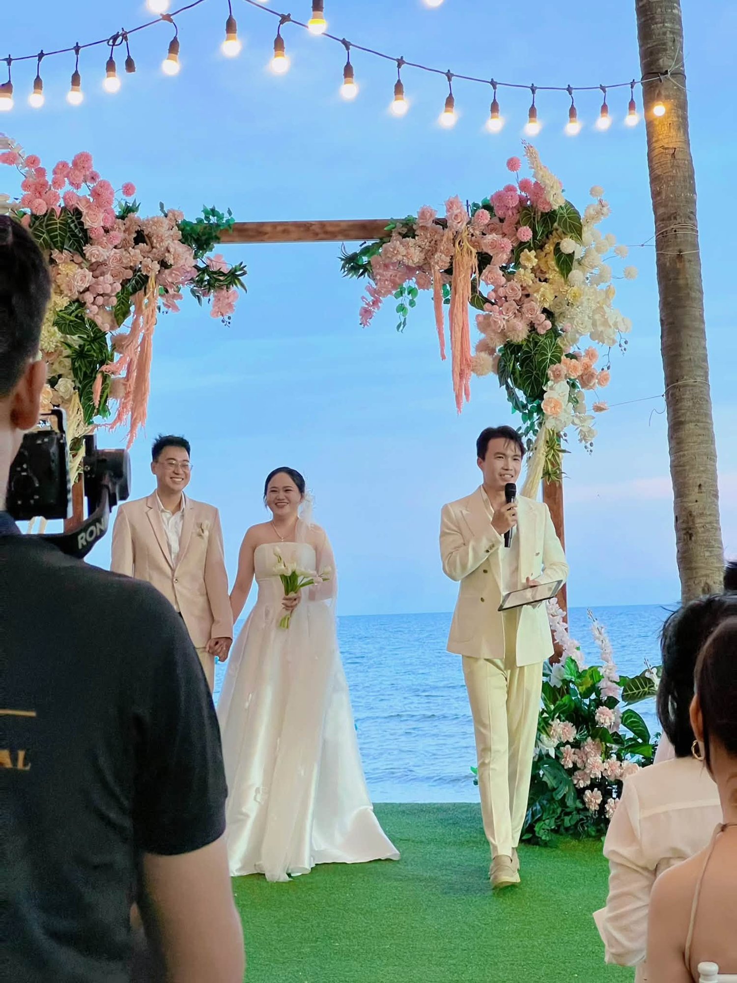 Nguyễn Hải dẫn lễ cưới bên bờ biển